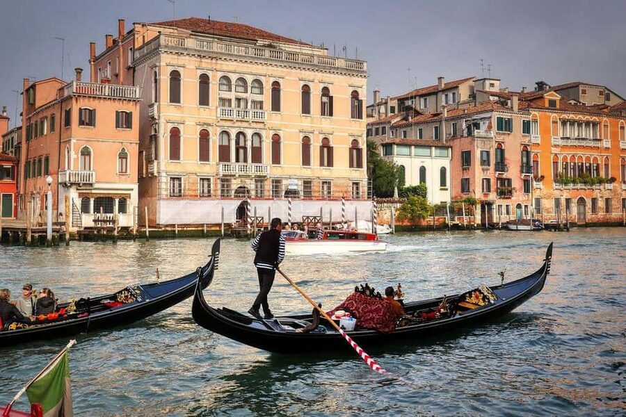 Venice: Doge's Palace Guided Tour with Optional Gondola Ride - Inside the Gothic halls of Doge’s Palace