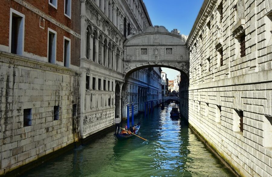 Venice: Doge's Palace Guided Tour with Optional Gondola Ride - Crossing the Bridge of Sighs