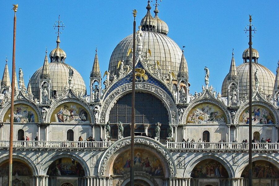 Venice: Doge's Palace with St. Mark's Basilica & Gondolas - From Venetian power to the prison cells