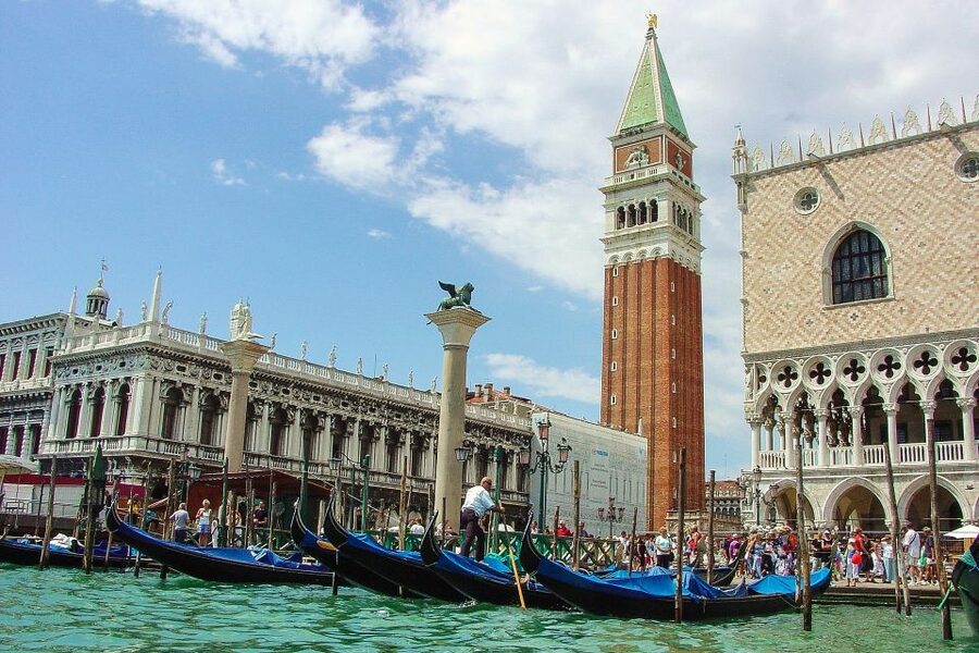 Venice: Doge's Palace with St. Mark's Basilica & Gondolas - Clothing, bags, and weather concerns