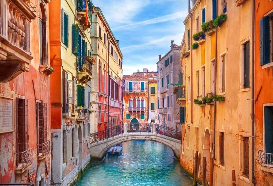 Venice Essential: Doge’s Palace, Prisons & Gondola option - Crossing the Bridge of Sighs into the prisons