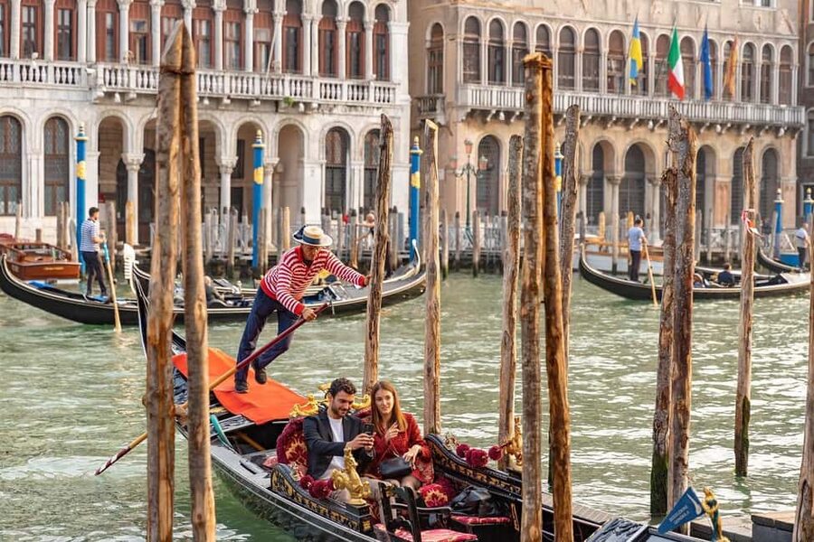 Venice: Gondola Ride Along Grand Canal and Hidden Corners - Key points at a glance