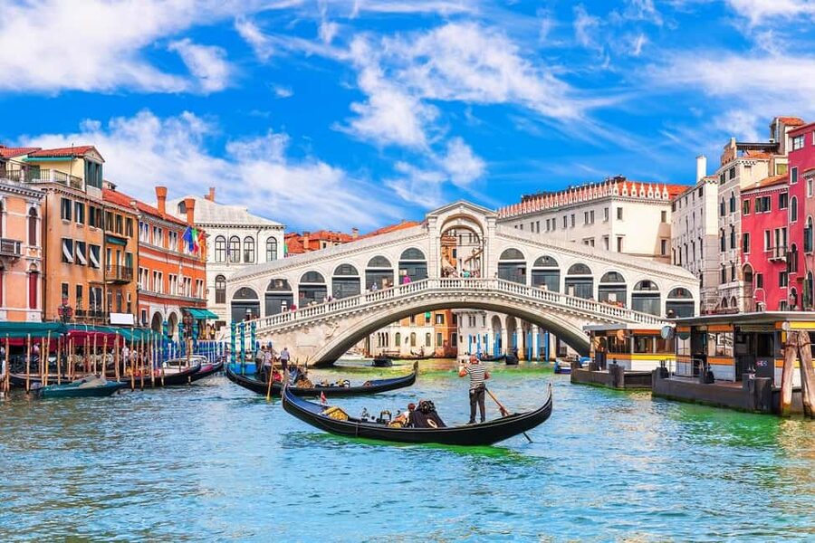 Venice: Gondola Ride Along Grand Canal and Hidden Corners - The difference between small group and private