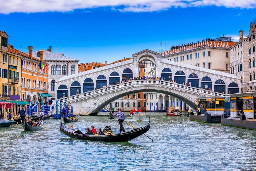 Venice: Gondola Ride Along Grand Canal and Hidden Corners - What the gondolier does, and does not do