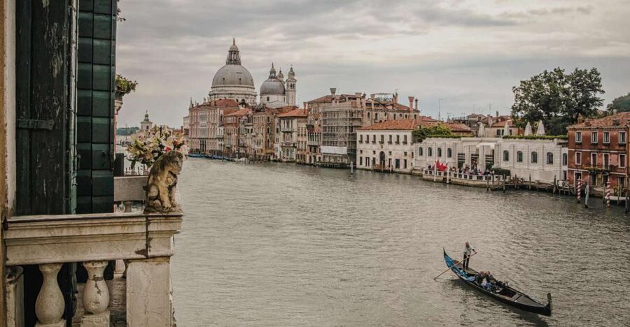 Venice: Gondola Ride and a Gala Dinner in a Venetian Palace - A gondola start near the Accademia