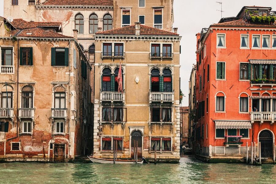 Venice: Gondola Ride and a Gala Dinner in a Venetian Palace - The mysterious final destination