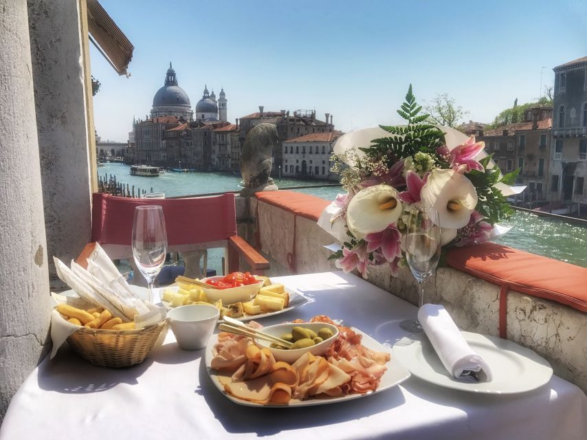 Venice: Gondola Ride and a Gala Dinner in a Venetian Palace - How the private format changes the evening