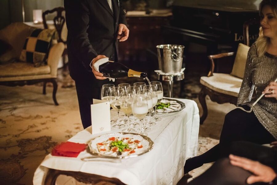 Venice: Gondola Ride and a Gala Dinner in a Venetian Palace - Seeing Venice from the Grand Canal