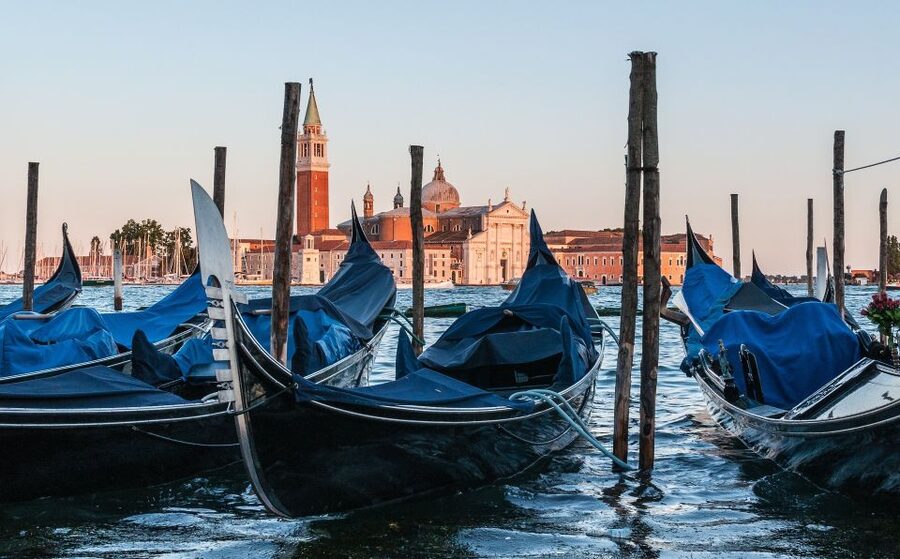 Venice: Gondola Ride and Dinner Experience - A gondola ride that begins in the heart of Venice
