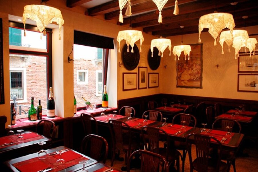 Venice: Gondola Ride and Dinner Experience - Why the private format matters