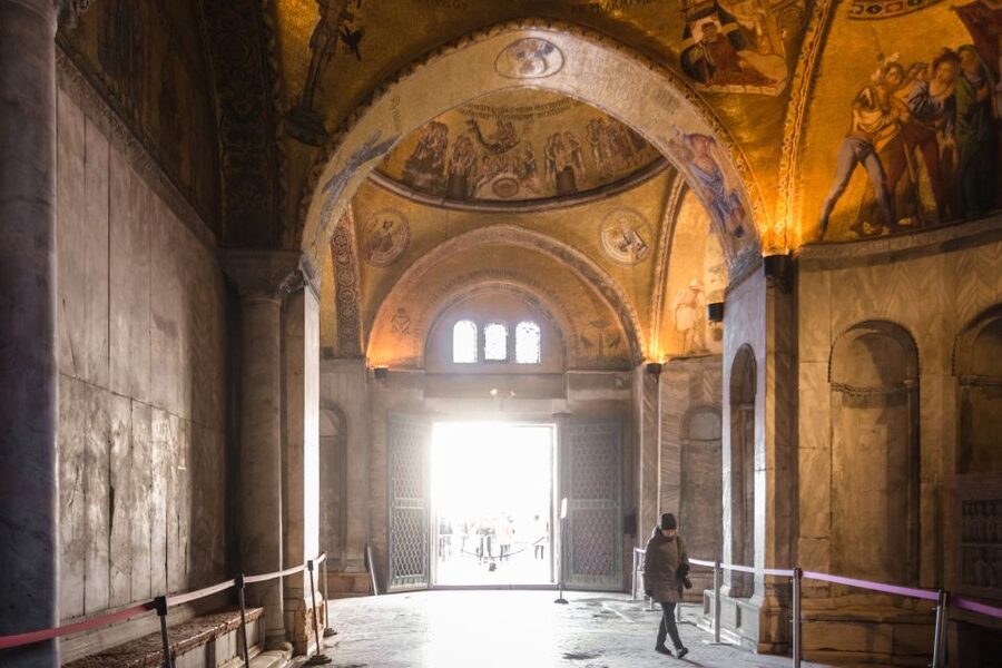 Venice: Gondola Ride & Guided Tour of St. Mark's Basilica - Key points to know before booking