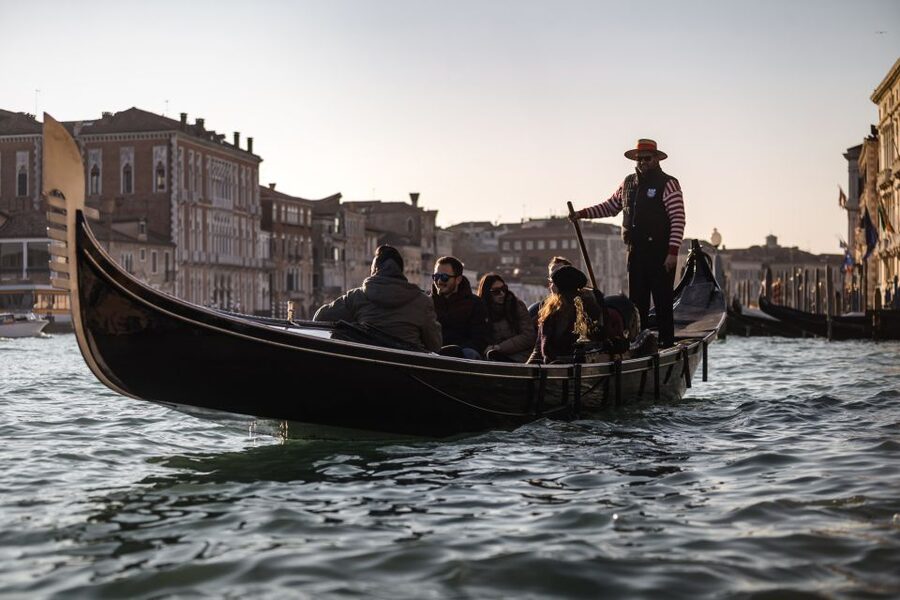 Venice: Gondola Ride & Guided Tour of St. Mark's Basilica - Why the timing matters more than the 1.5-hour label