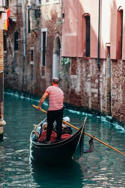 Venice: Gondola Ride under the Bridge of Sighs and Premium Audio Guide - A short walk that puts Venice in place