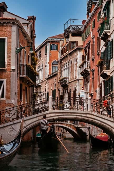 Venice: Gondola Ride under the Bridge of Sighs and Premium Audio Guide - Should you book the gondola ride?