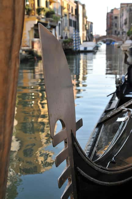 Venice: Gondola Ride under the Bridge of Sighs with Audio Guide App - Seating Can Affect the Ride