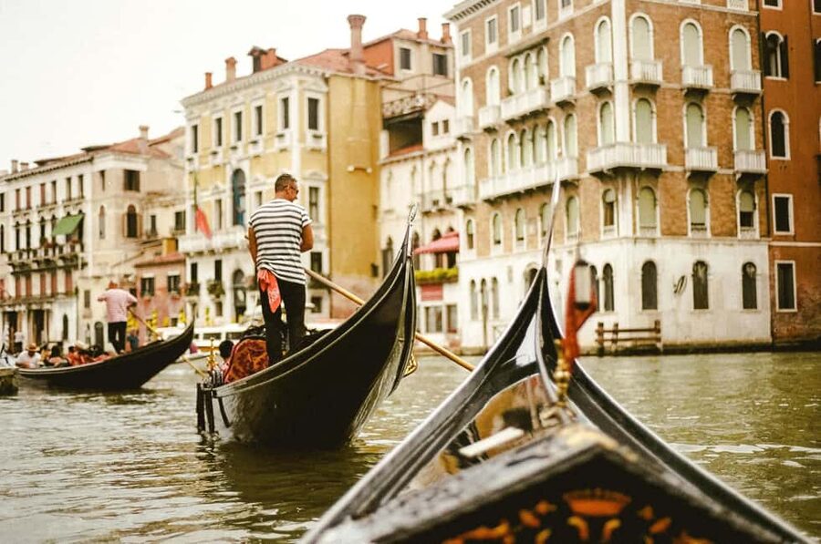 Venice: Gondola Ride under the Bridge of Sighs with Audio Guide App - The Shared Gondola Ride Reaches the Bridge of Sighs