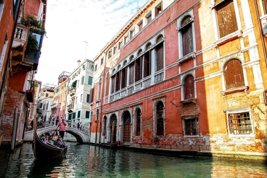 Venice: Gondola Ride with Live Guide or Audio Guide - Who should book this gondola ride?