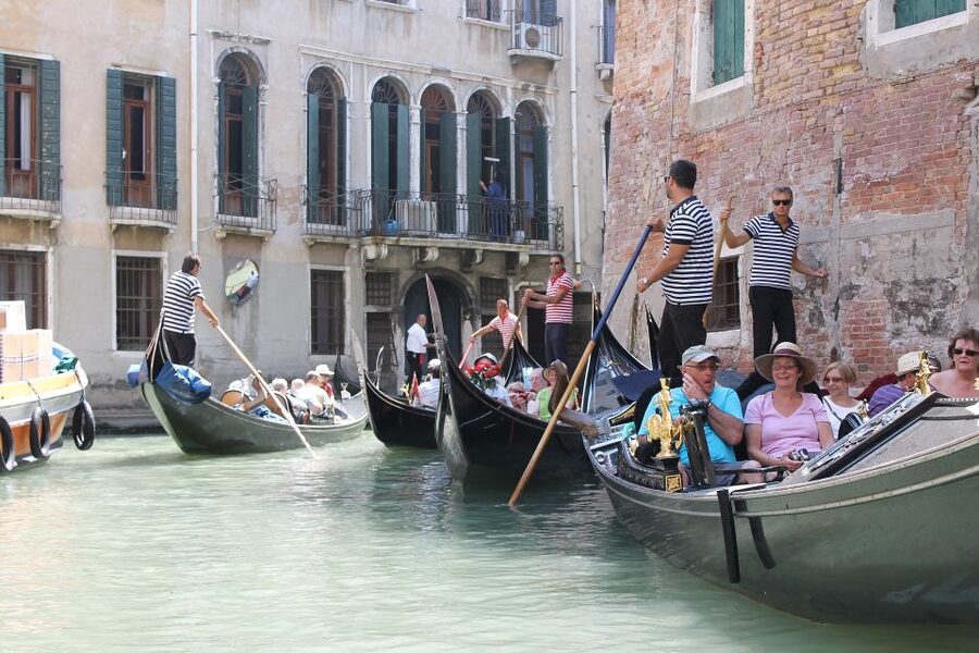 Venice: Grand Canal Gondola Experience with Live Commentary™ - Seeing Venice from the Grand Canal