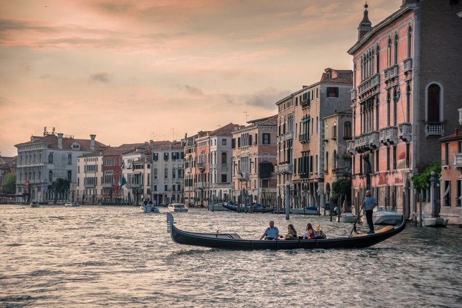 Venice: Grand Canal Gondola Experience with Live Commentary™ - The felze and the virtual journey
