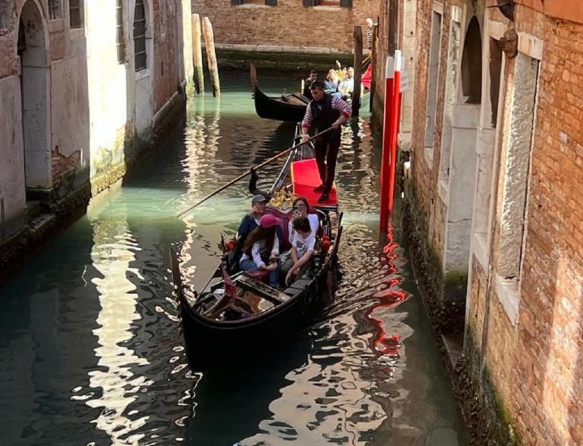 Venice: Grand Canal Gondola Experience with Live Commentary™ - Timing, meeting point, and extra options