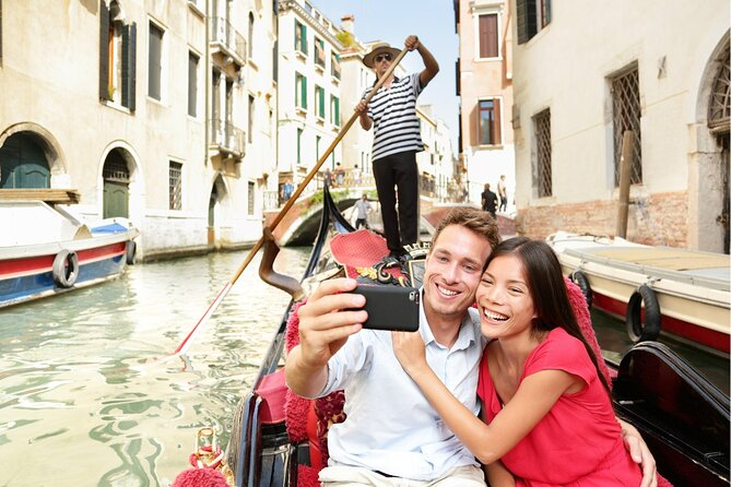 Venice Highlights with Local: Private Walking Tour & Gondola Ride - A private start in Campo San Luca