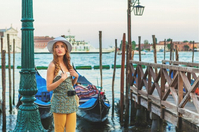 Venice Highlights with Local: Private Walking Tour & Gondola Ride - Rialto views and a small Venetian courtyard