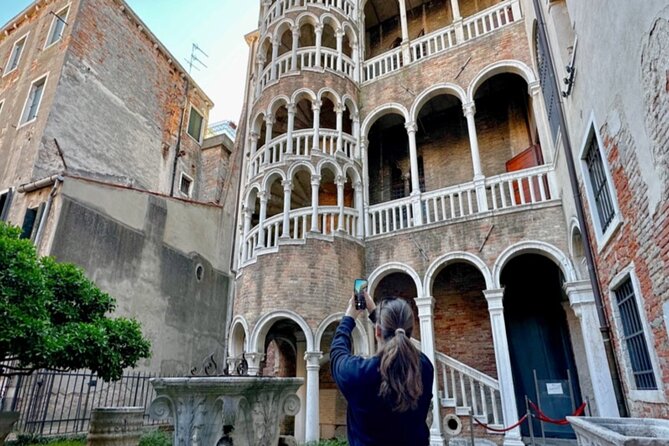 Venice in A Day: St Mark's Basilica, Doge's Palace & Gondola Ride - Lunch is a useful pause, not a meal plan
