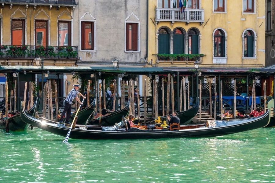 Venice: Off the Beaten Path Private Gondola Ride - Why Venice looks different from a gondola