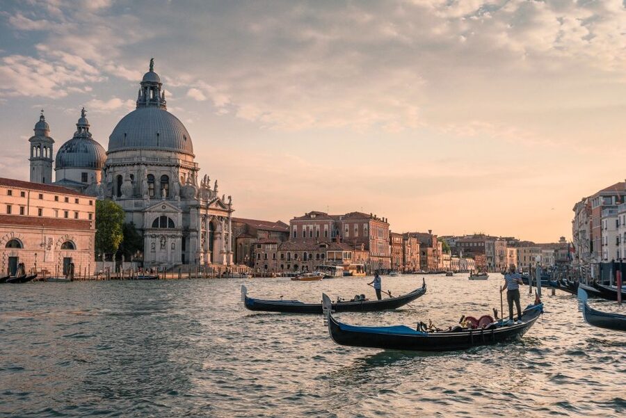 Venice: Off the Beaten Path Private Gondola Ride - The 1.5-hour ride reaches Rialto Market