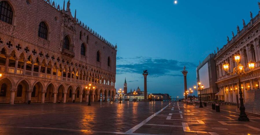 Venice: Private After Dark Tour and Gondola Ride - Crossing the Rialto Bridge After Dark