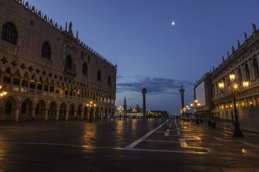 Venice: Private After Dark Tour and Gondola Ride - Campo Santi Giovanni e Paolo and Venice’s Darker Side