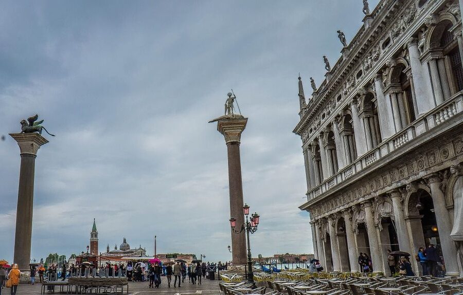 Venice: Private Evening Stroll with Gondola Ride - From San Giacomo di Rialto into evening Venice