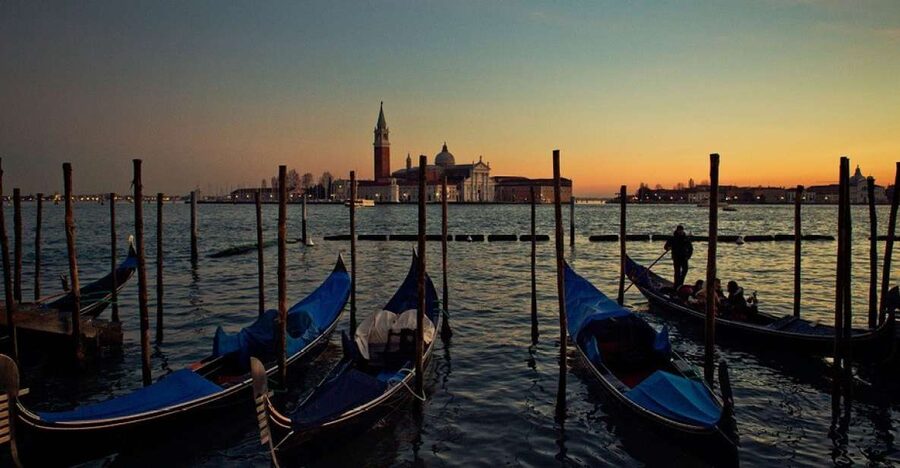 Venice: Private Evening Stroll with Gondola Ride - Crossing Rialto Bridge above the Grand Canal