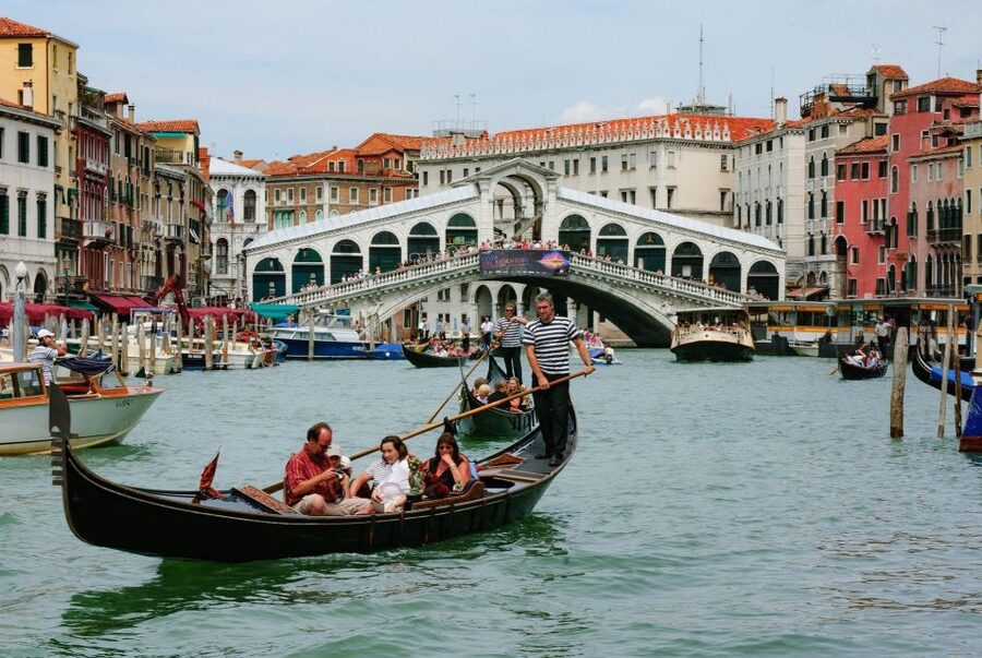 Venice: Private Gondola Cruise for up to 5 Passengers - From the meeting point to the water