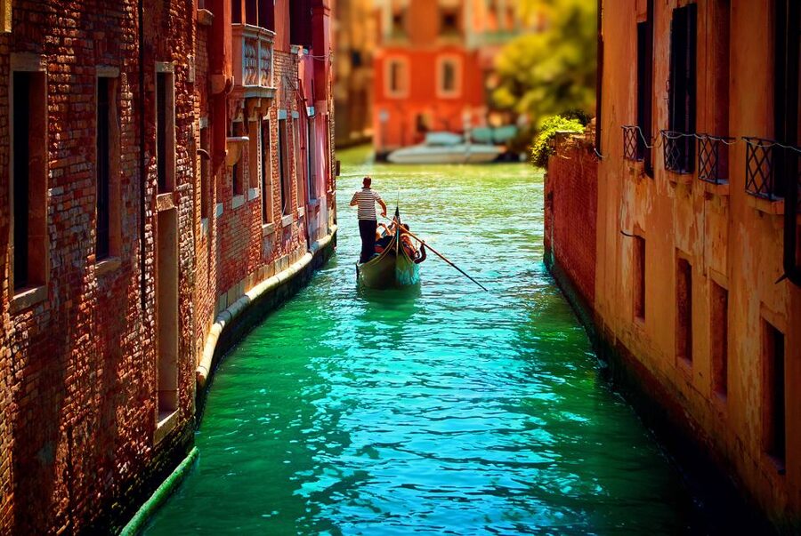 Venice: Private Gondola Cruise for up to 5 Passengers - Daylight, evening, and New Year’s morning