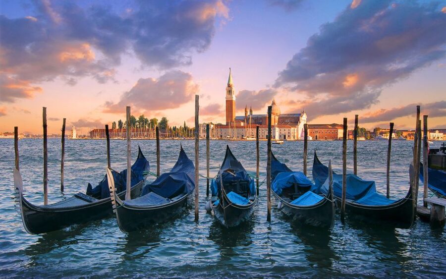 Venice: Private Gondola Cruise for up to 5 Passengers - What is and is not included