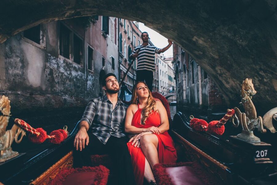 Venice: Private Gondola Ride with Professional Photographer - Meeting at Caffè Rialto