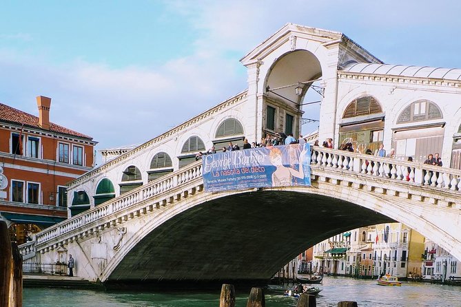 Venice: Private Half Day Guided Tour and Gondola Experience - Crossing Rialto Bridge