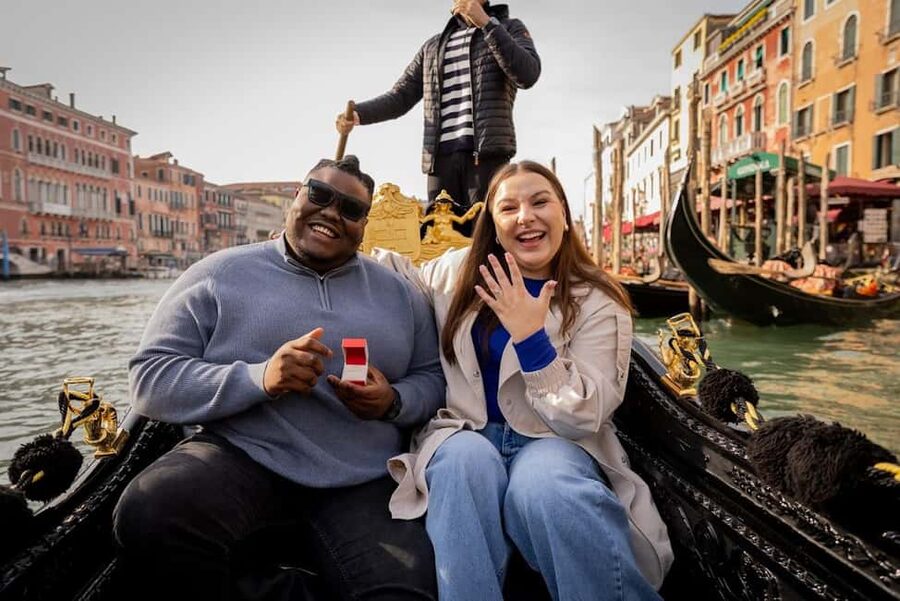 Venice: Private Photoshoot In Gondola - A Gondola Shoot That Uses More Than the Usual Venice Backdrop