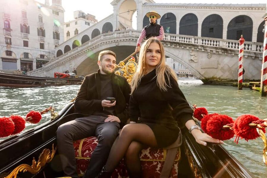 Venice: Private Photoshoot In Gondola - Silvia’s Style Helps if You Feel Awkward in Photos