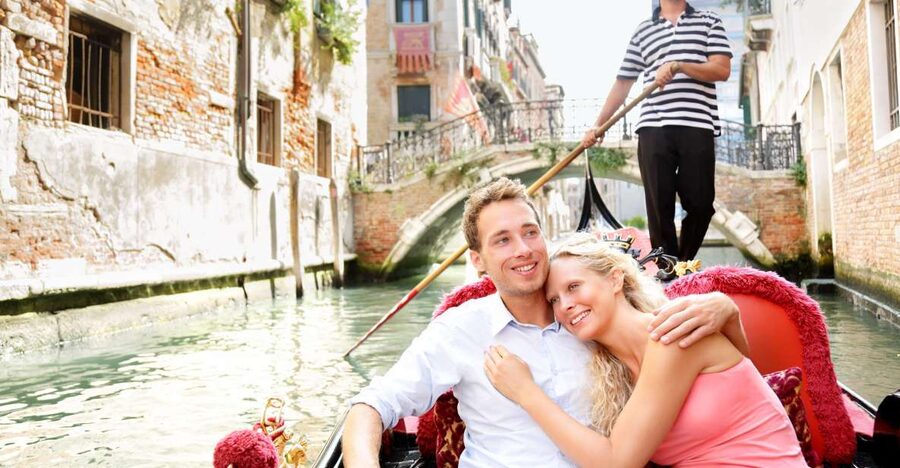 Venice: Romantic Gondola tour and Dinner for two - FAQ