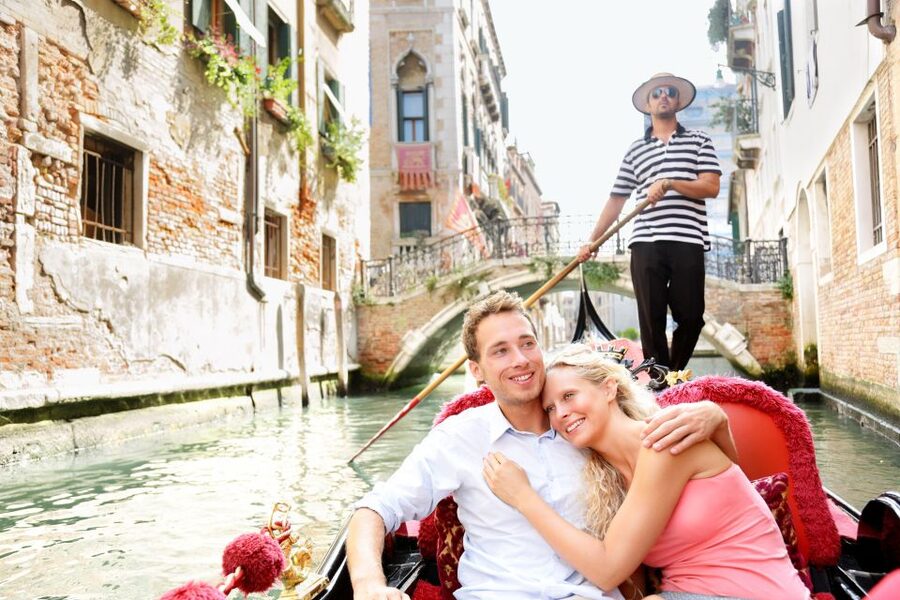 Venice: Romantic Gondola tour and Dinner for two - A private gondola ride through Venice’s quiet canals