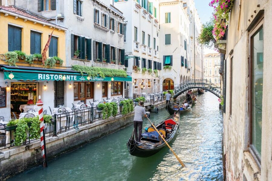 Venice: Romantic Gondola tour and Dinner for two - Landing at Santa Maria del Giglio