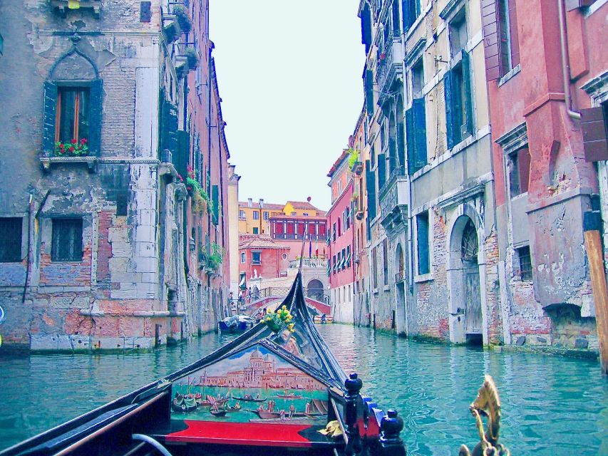 Venice: Romantic Gondola tour and Dinner for two - What the price really buys