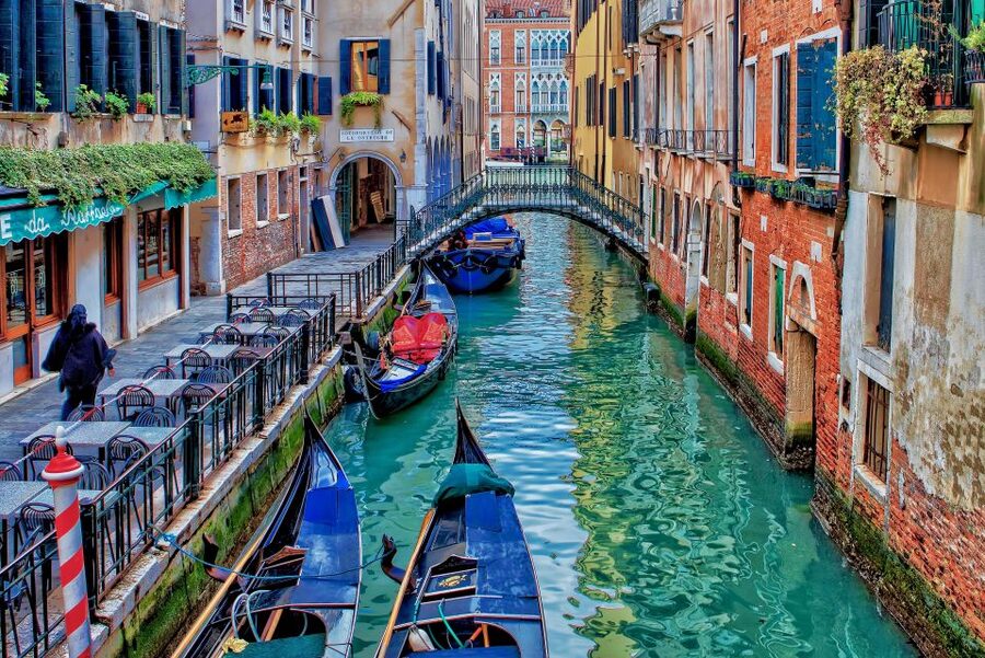 Venice: Romantic Gondola tour and Dinner for two - Practical details that can make or break the night