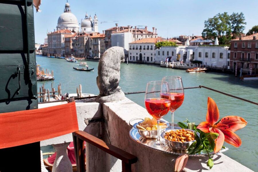 Venice: Romantic Palace Dinner and Private Gondola Ride - Key points at a glance