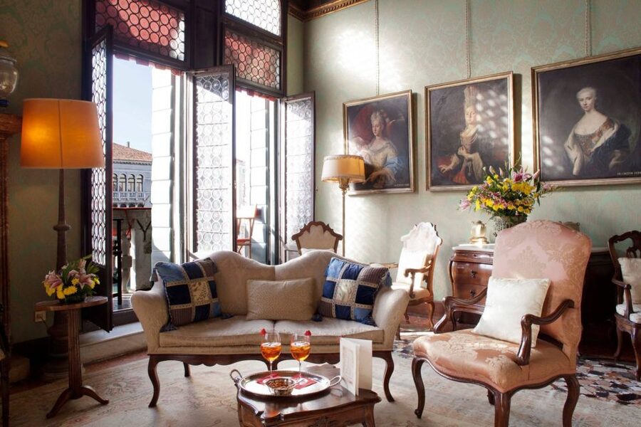 Venice: Romantic Palace Dinner and Private Gondola Ride - A short gondola ride with a palace arrival