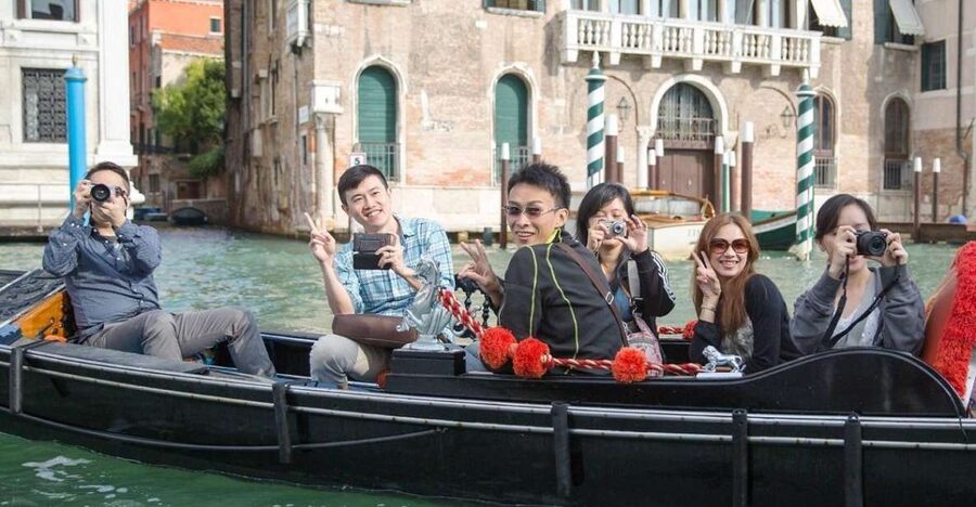 Venice: Shared Gondola Ride - Seeing Basilica della Salute from the water