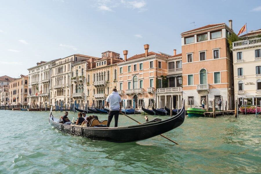 Venice: Shared Gondola Ride Across the Grand Canal - Picking the best time of day