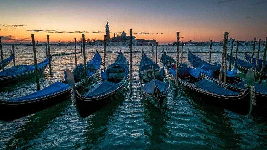 Venice: Shared Gondola Ride at Sunset - Sunset light on the Grand Canal